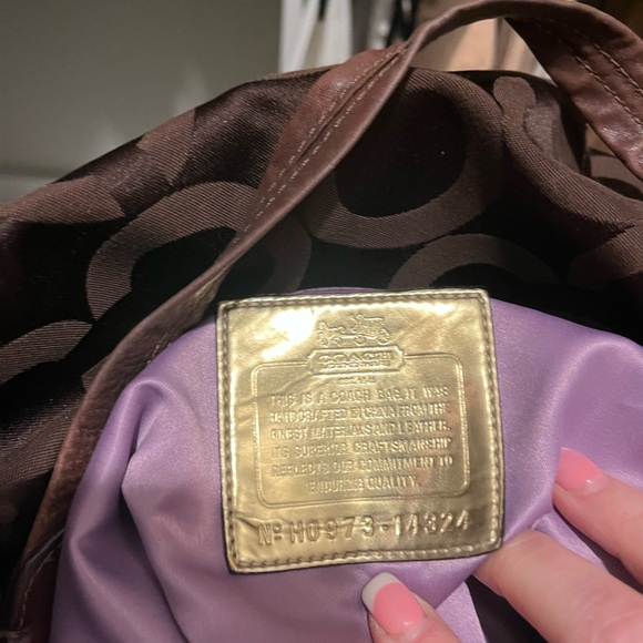 Coach beautiful 2 handle purse with the Coach insignias Cπ With leather in area - Picture 4 of 13